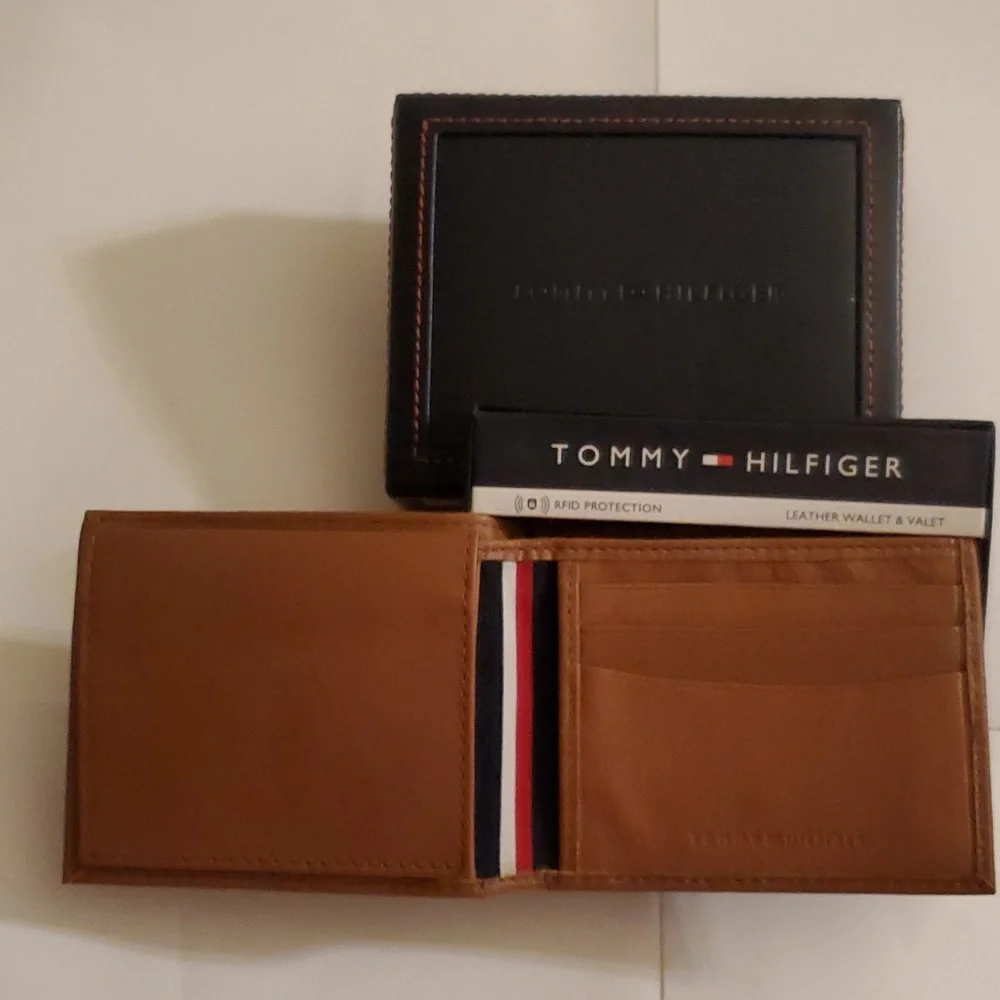 New in box Tommy Hilfiger Resl Leather mens tan wallet